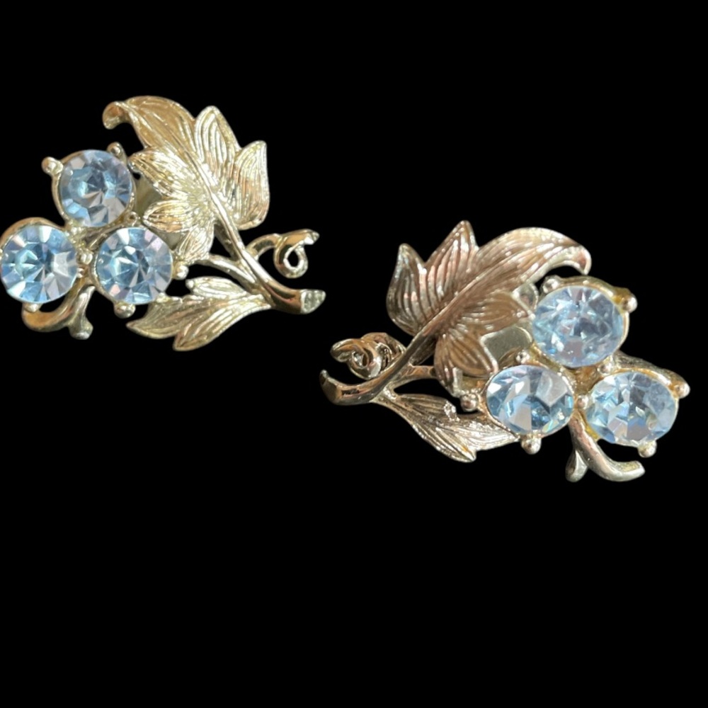 Coro silver blue rhinestone  screw back ear rings Vgt special Occassion